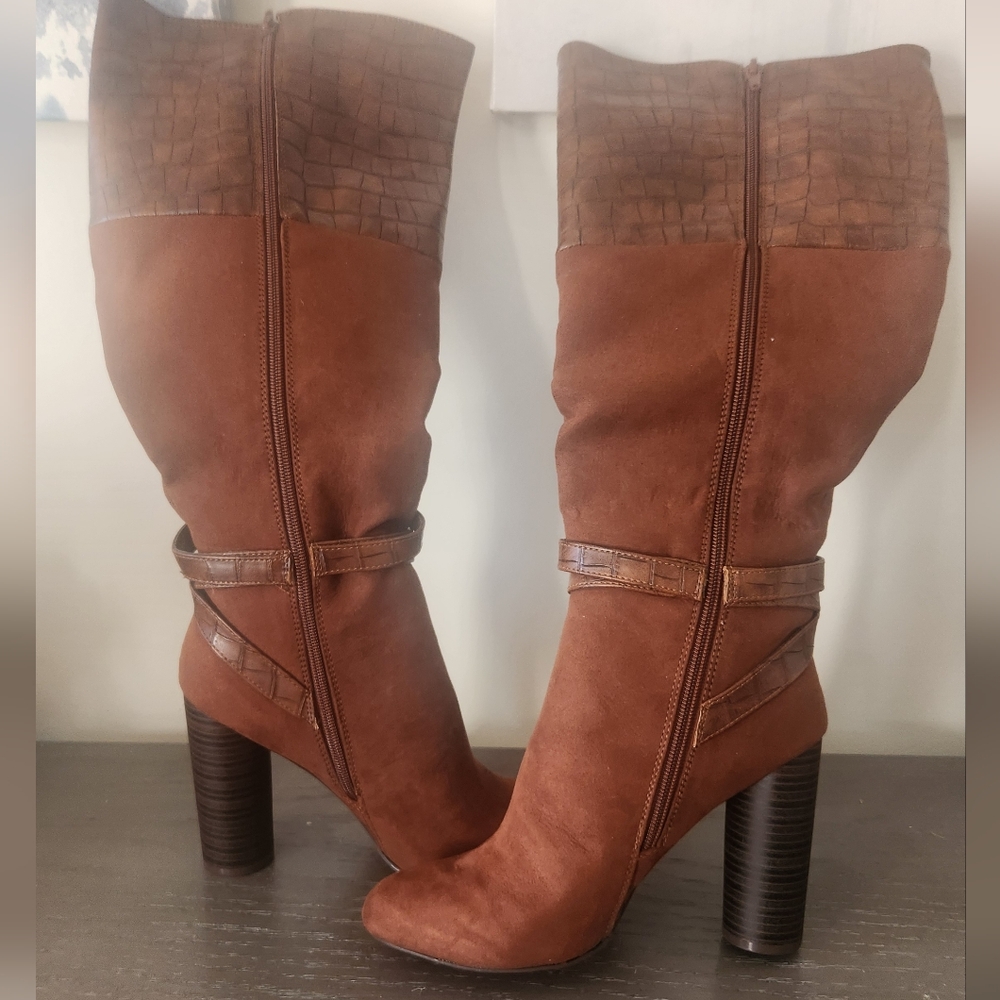 BNIB Brown Suede Croc Boots- Size 7.5